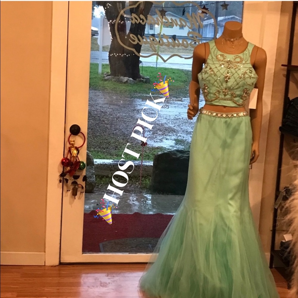 ALLYβS FORMAL WEAR πHPπ - Picture 5 of 9